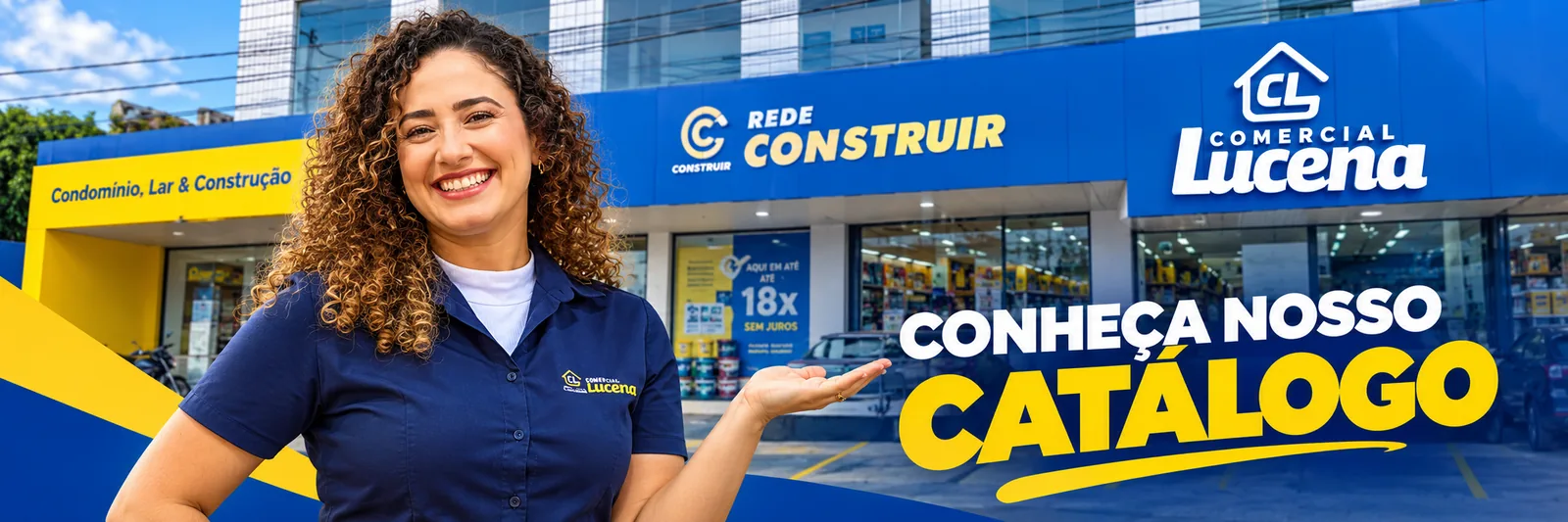Conheça nosso catálogo: atendente da Comercial Lucena em frente à loja apresentando o catálogo online