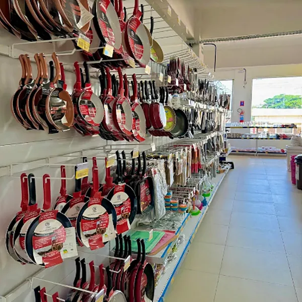 Painel de panelas no setor de cozinha da Comercial Lucena