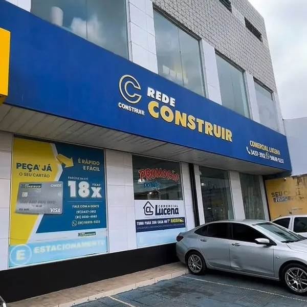 Fachada da Comercial Lucena Rede Construir com a promoção do mês na vitrine