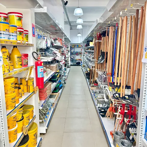 Corredor de tintas e ferramentas da Comercial Lucena