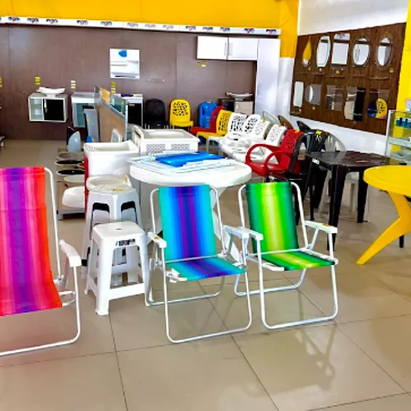 Cadeiras de praia e mesas plásticas na Comercial Lucena