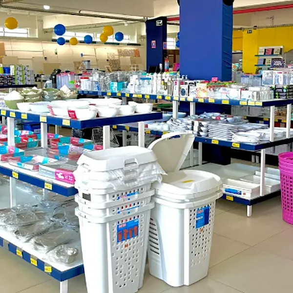 Gôndolas de organização e limpeza no 1º andar da Comercial Lucena